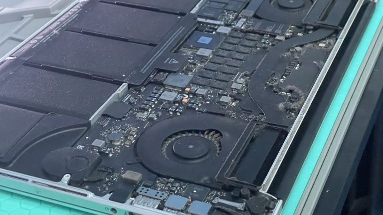 Szétszerelt laptop alaplapja vizsgálat közben, adatmentés előtt