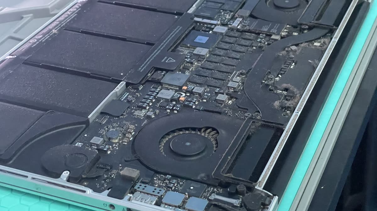 Szétszerelt laptop alaplapja vizsgálat közben, adatmentés előtt