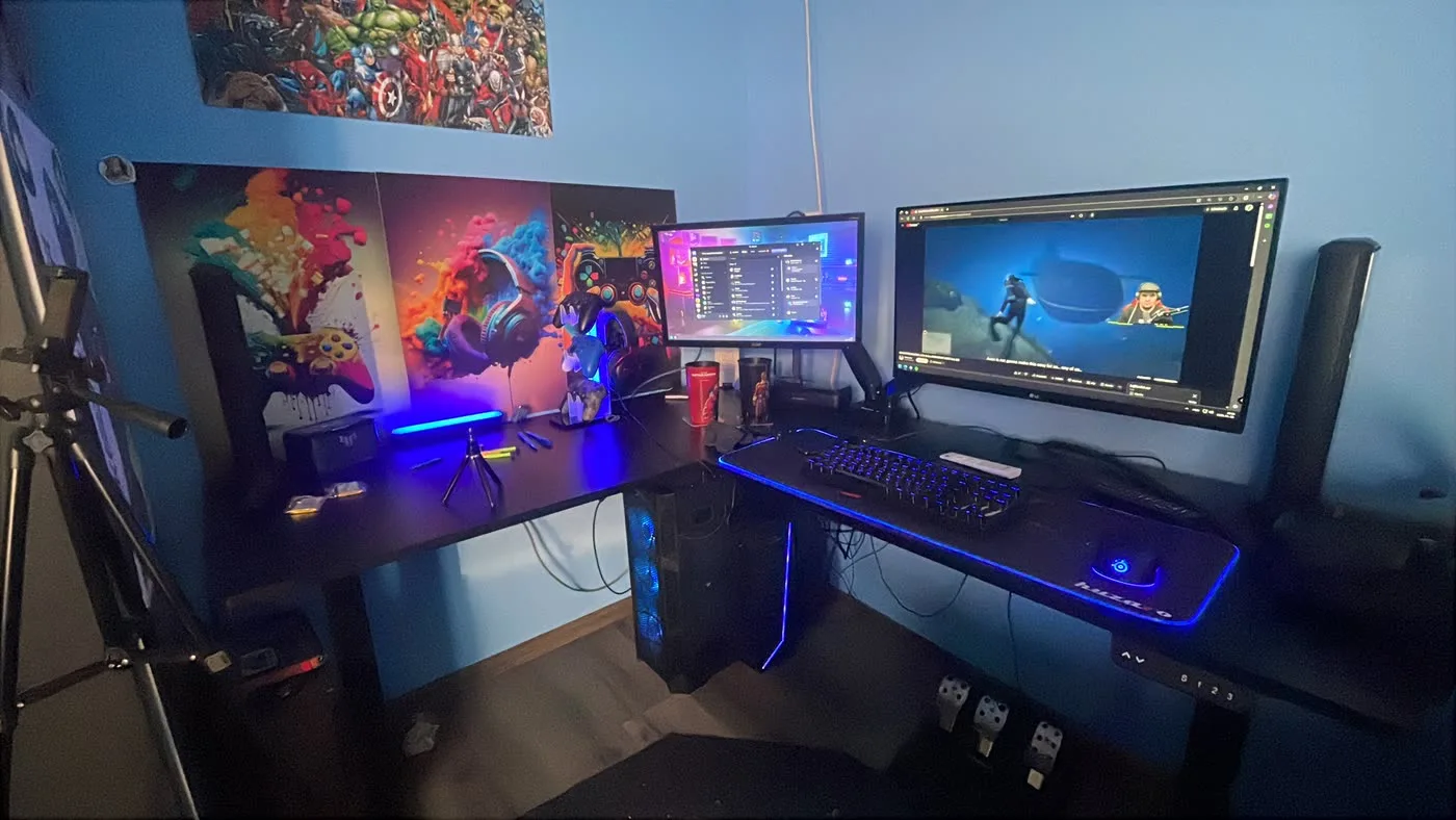Egyedi gamer PC összeállítás világítással felszerelt asztalon