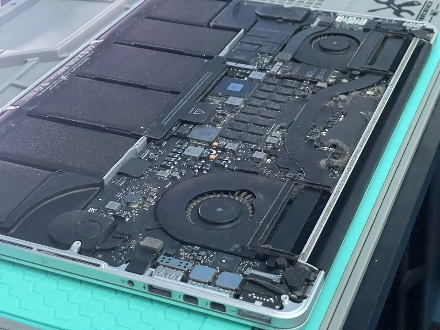 Laptop alaplap javítása szétszerelt állapotban a LarniPC szervizben