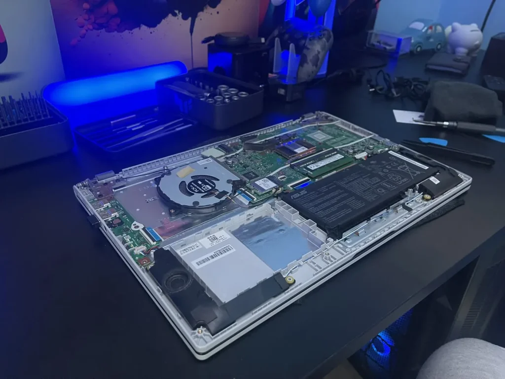 Laptop hardvercsere és bővítés nyitott házzal