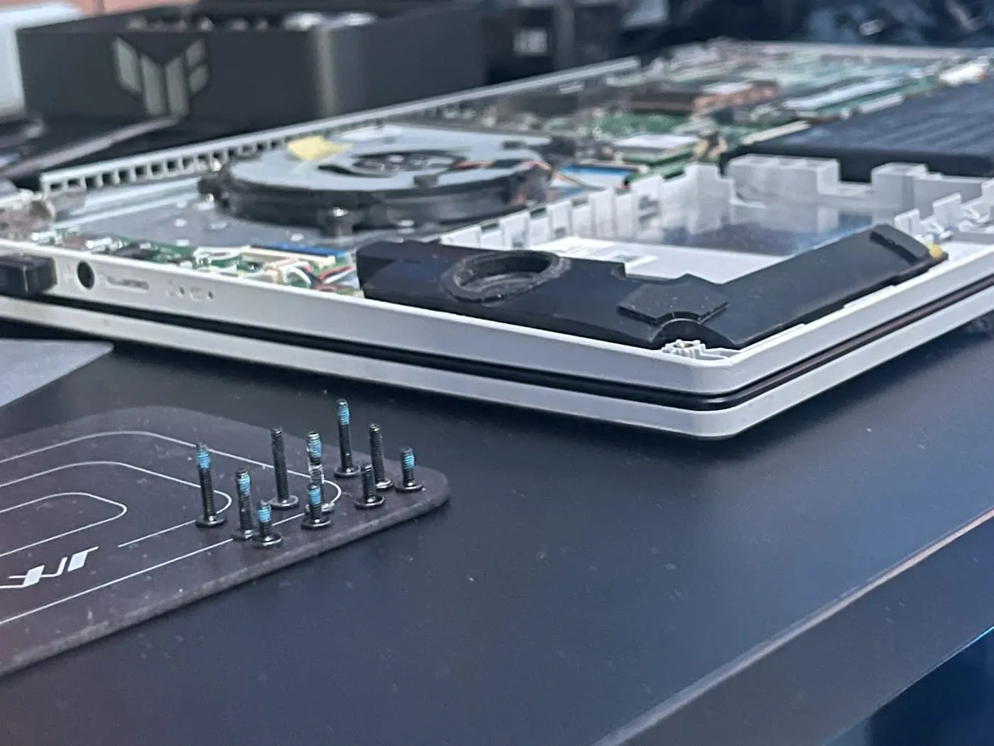 Laptop szétszerelése és belső portalanítása javítás közben