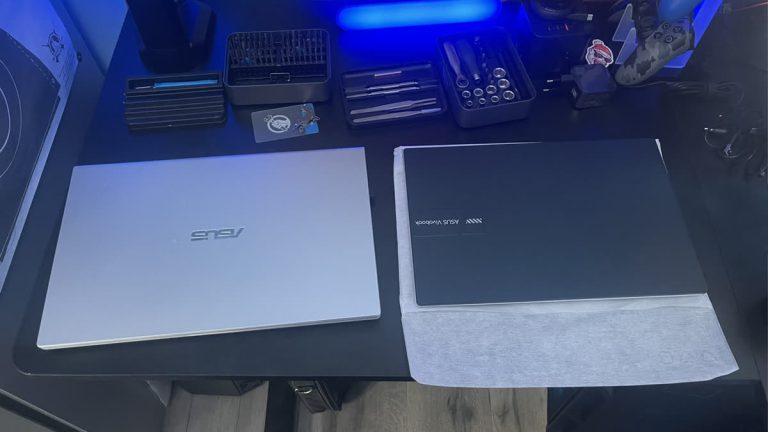 Két javításra váró laptop a LarniPC szervizasztalán, szerszámokkal