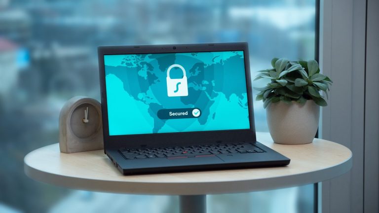 Biztonsagosan zarolt laptop kijelzoje egy asztalon