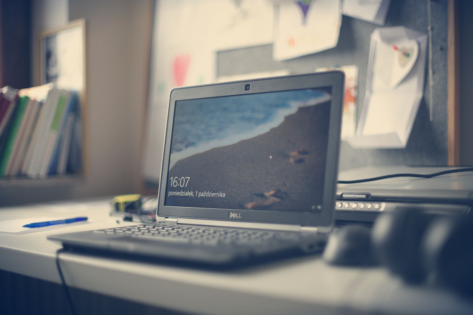Laptop az íróasztalon Windows zárolási képernyővel